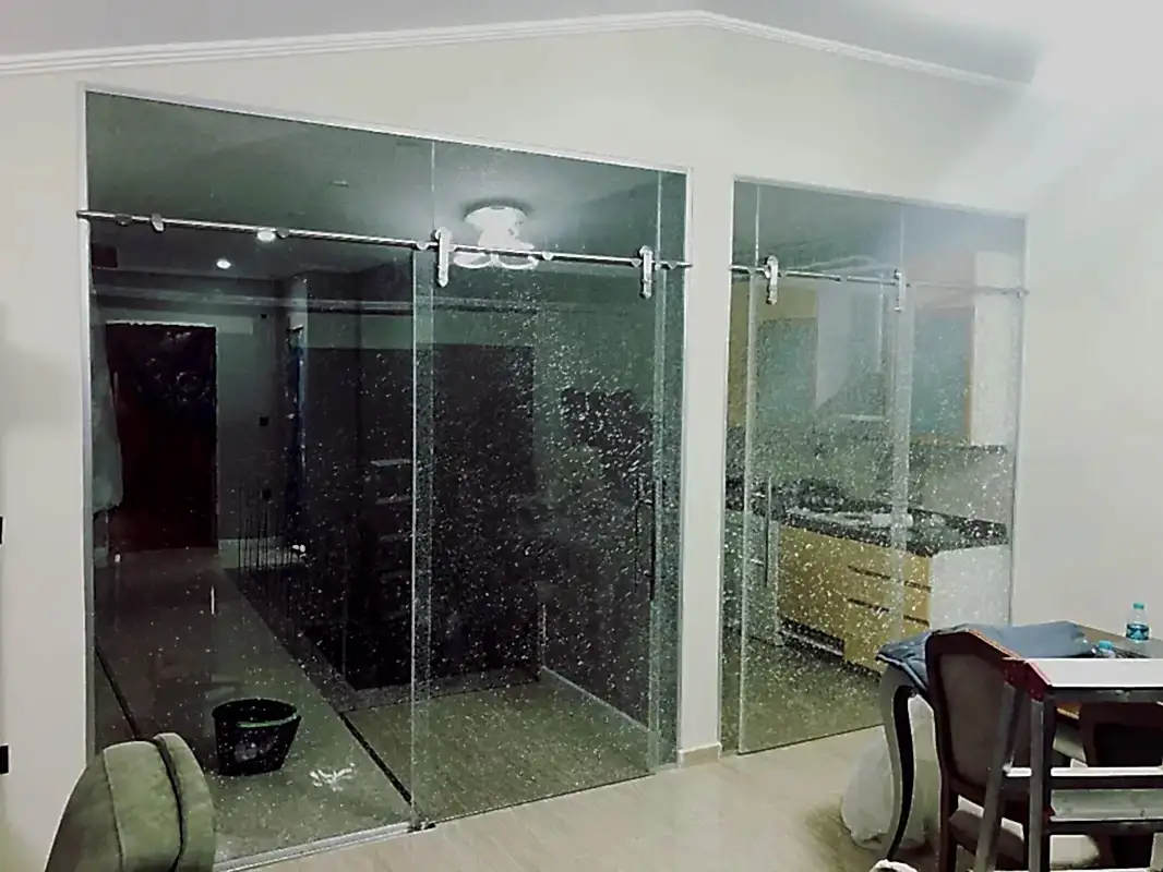 Patlamış Camlı Cam Bölme