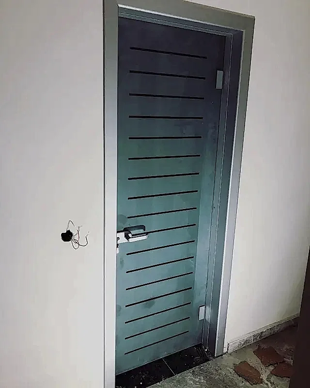 Kumlama Şeritli Dekoratif Cam Kapı | Ayarlı Pervazlı Alüminyum Kasa Rondo Serisi