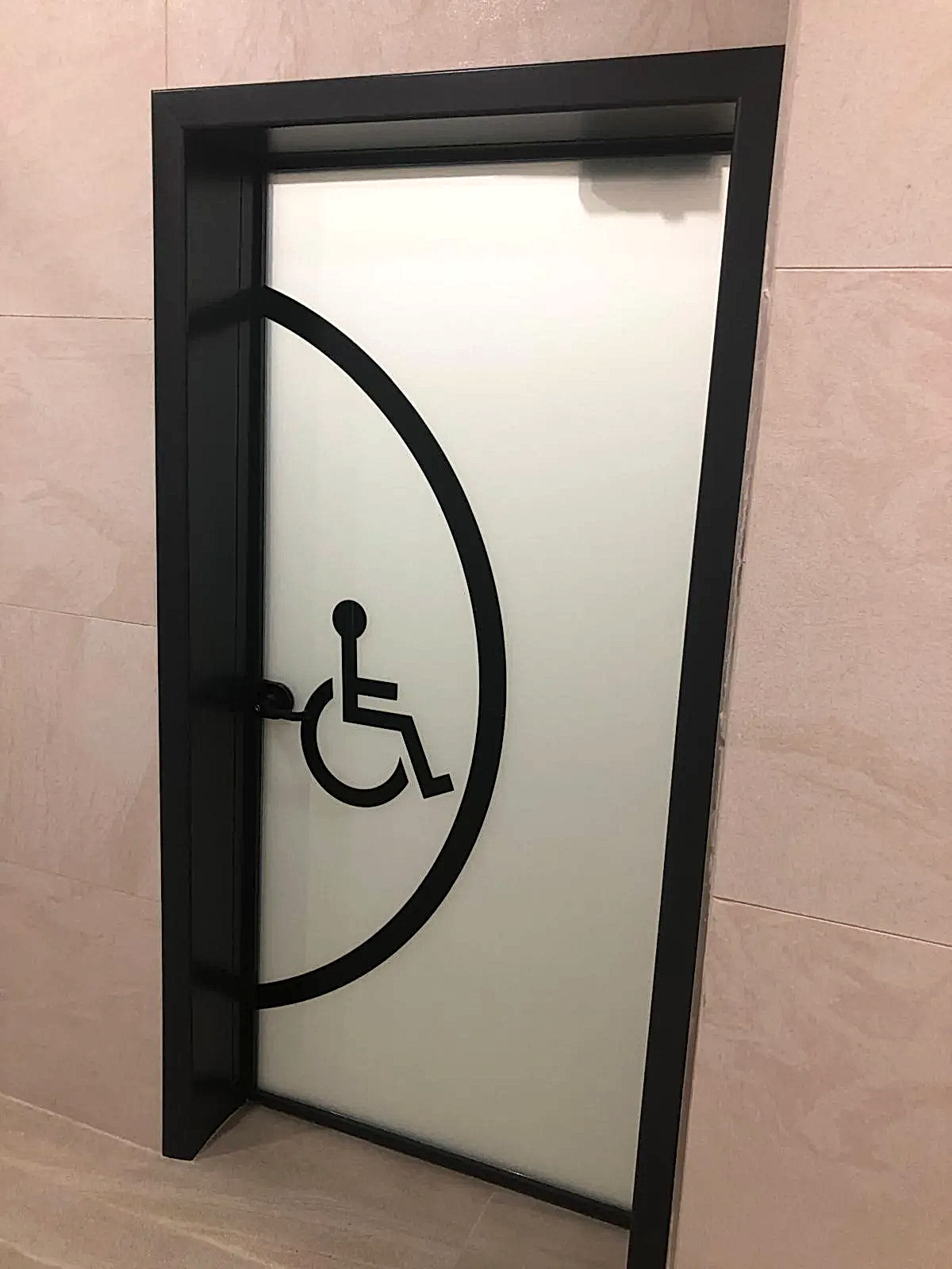 Banyo ve WC İçin Nem Dayanımlı Opak Lamine Cam Kapı Sistemleri