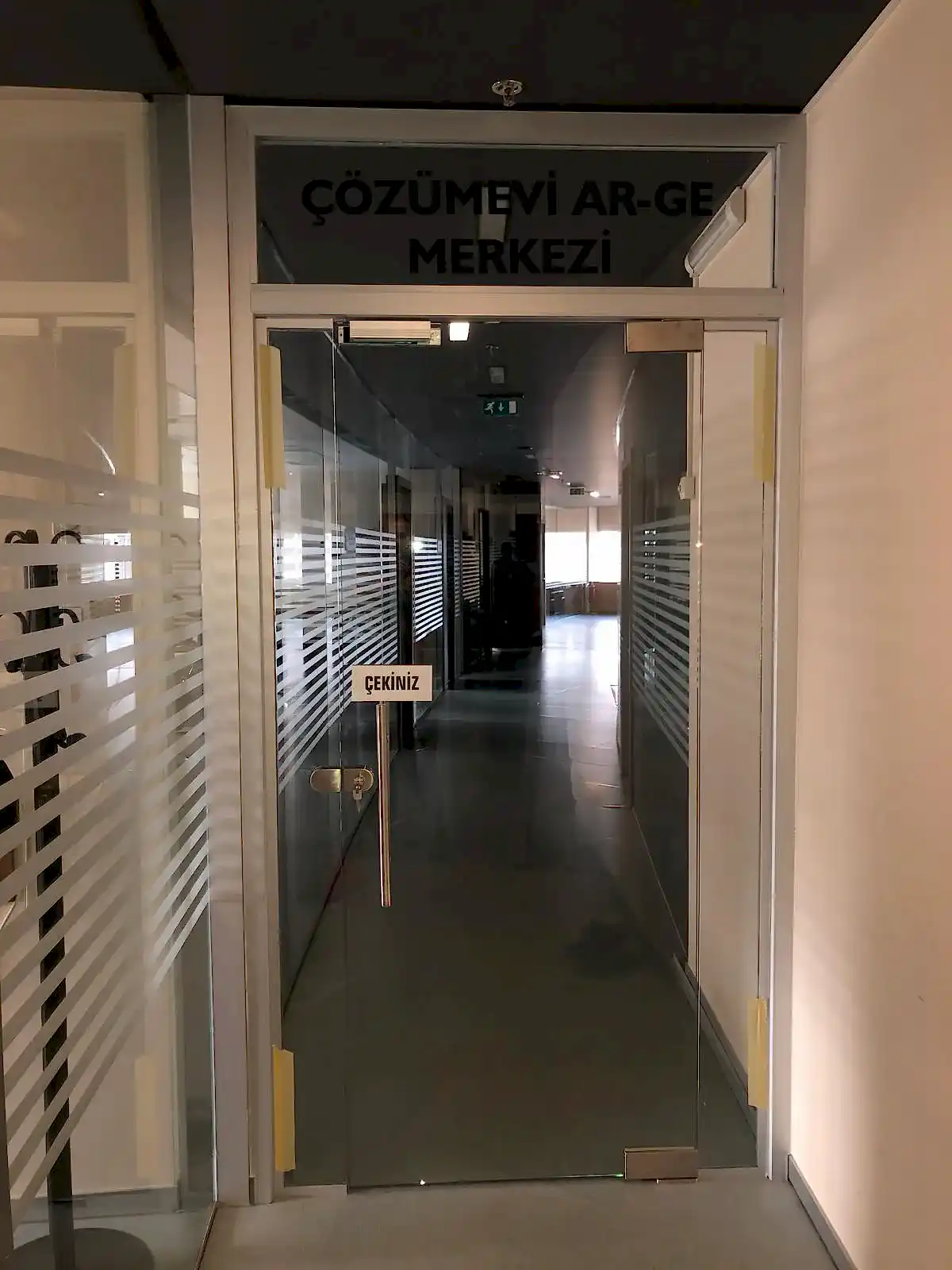 Kasalı Üstten Sabit Camlı Hidrolik Menteşeli Kapı | Camdizayn