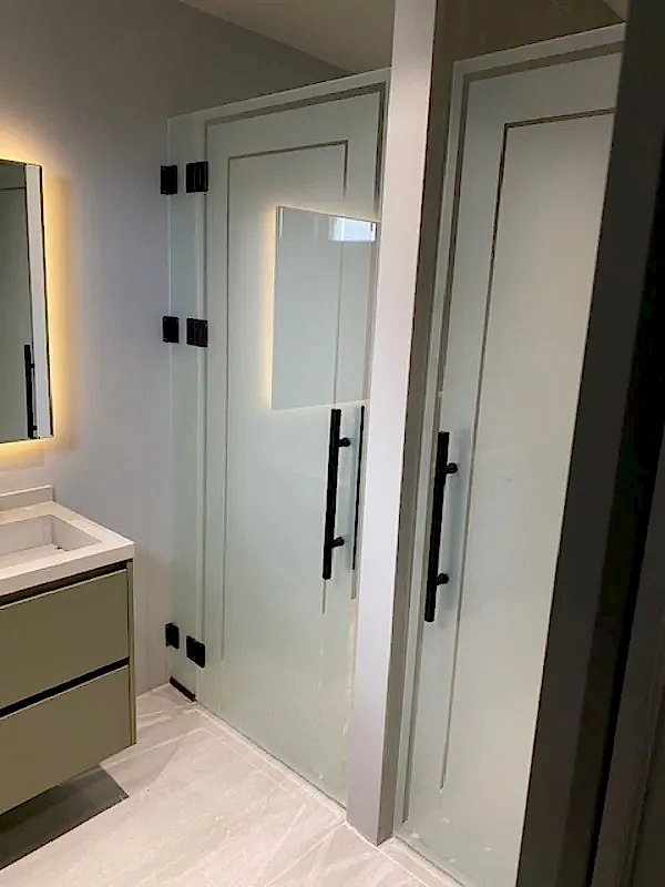 Paraduş Kumlama Desenli Cam Kapı Sistemi